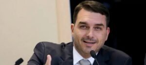 Flávio Bolsonaro sugere que EUA atuem no combate ao narcotráfico no Rio