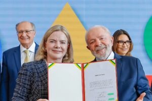 Lula afirma ter escolhido “mulher bonita” para melhorar articulação com o Congresso