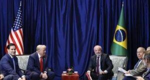 Encontro de 45 minutos entre Trump e Lula gera otimismo petista, mas tarifas dos EUA seguem sem mudança