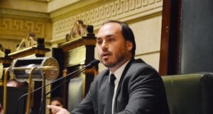 Carlos Bolsonaro lança pré-candidatura ao Senado por Santa Catarina e diz ter apoio de Jair Bolsonaro