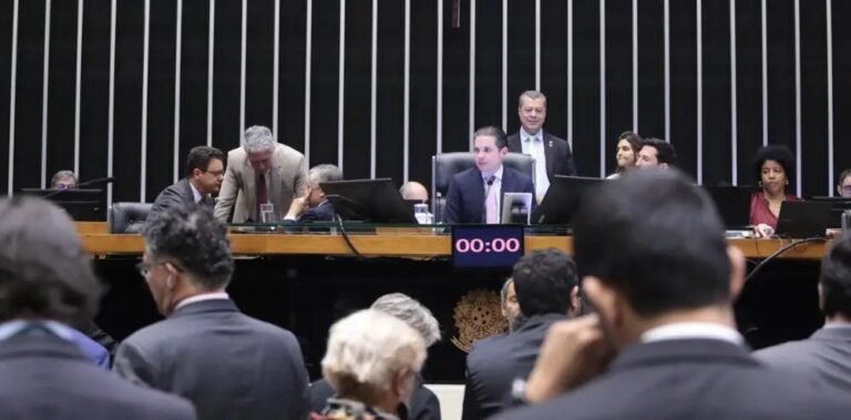 Câmara aprova urgência para votar licença menstrual e outros sete projetos voltados à saúde da mulher