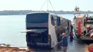 Ônibus que caiu de balsa em Tocantinópolis é retirado do Rio Tocantins após operação de resgate