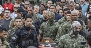 Familiares e colegas se despedem de policiais mortos em operação no Rio