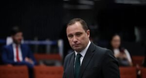 Tornozeleira eletrônica de Mauro Cid é retirada após audiência em Brasília