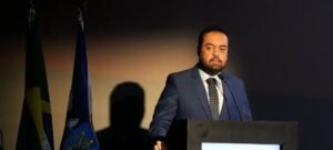 TSE inicia julgamento que pode cassar mandato do governador Cláudio Castro por abuso de poder nas eleições de 2022