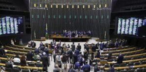 Câmara aprova aumento de 24% para servidores do Judiciário; confira o voto de cada deputado