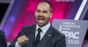 Eduardo Bolsonaro respalda candidatura de Carlos ao Senado e evidencia divisão interna no PL de Santa Catarina