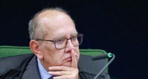 Acusado pelos atos de 8 de janeiro interrompe fala de Gilmar Mendes em Buenos Aires