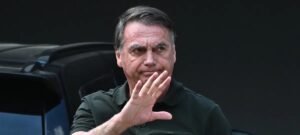 Defesa de Bolsonaro prepara novo recurso após STF manter pena de 27 anos