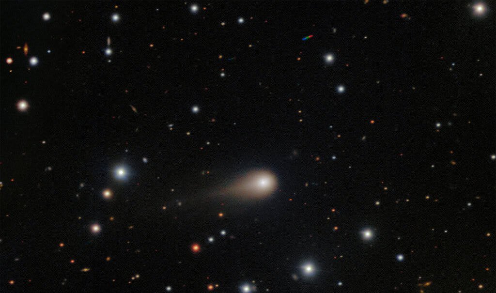 Cometa 3I/ATLAS não sofreu alteração de cor; brilho azul é efeito da coma gasosa - Imagem do artigo original