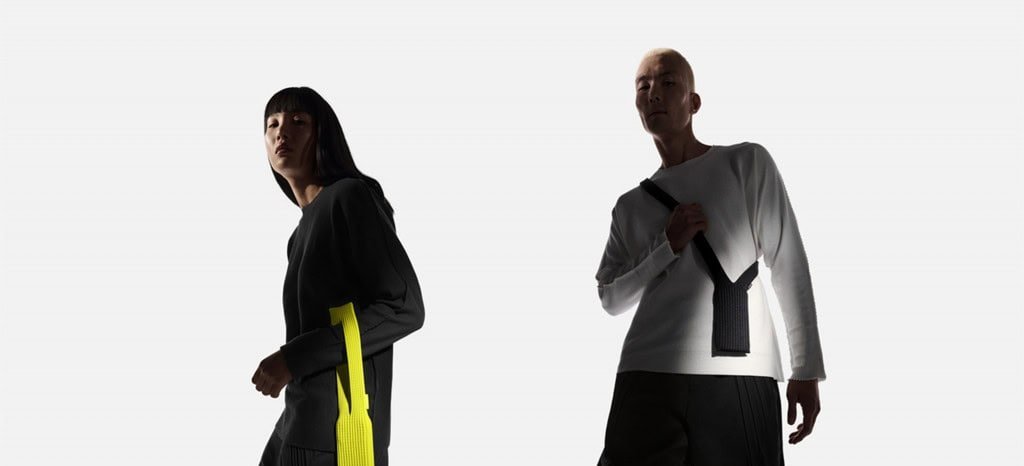 Apple apresenta iPhone Pocket, bolsa desenvolvida com a Issey Miyake para levar o celular sempre à mão - Imagem do artigo original