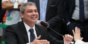 Lindbergh Farias propõe controle mensal de faltas para acelerar possível cassação de Eduardo Bolsonaro