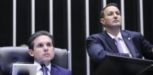 Câmara aprova projeto de lei antifacção com 370 votos e texto de Derrite segue ao Senado