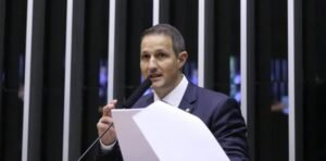 Derrite chama projeto antifacção do governo de “fraco” e Gleisi reage a “lambança legislativa”