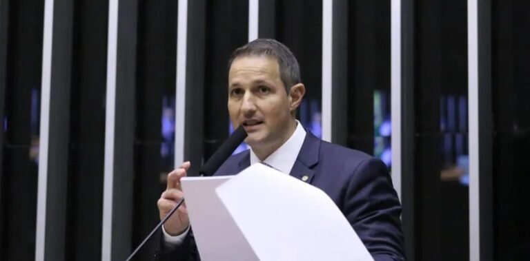 Derrite chama projeto antifacção do governo de “fraco” e Gleisi reage a “lambança legislativa”