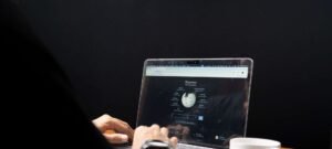 Wikipedia lança guia público para reconhecer textos gerados por inteligência artificial