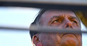 Defesa apresenta laudo e alega risco de mal súbito para manter Bolsonaro em prisão domiciliar