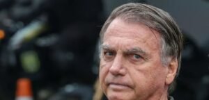 Moraes determina prisão preventiva de Jair Bolsonaro por risco de fuga durante vigília