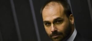 Eduardo Bolsonaro afirma que Moraes tenta impedir Flávio de concorrer à Presidência em 2026