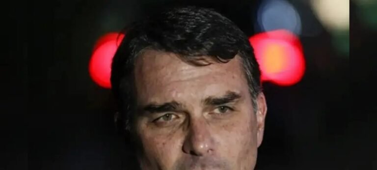 Flávio Bolsonaro diz que dano à tornozeleira de Jair foi “momento de explosão”