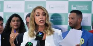 Erika Hilton aciona STF contra Nikolas Ferreira por uso de celular durante visita a Bolsonaro