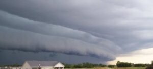 Tempestade de ventos retos: entenda o fenômeno atmosférico conhecido como derecho