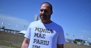 Eduardo Bolsonaro afirma que intensificará ofensiva contra Moraes após prisão de Jair Bolsonaro