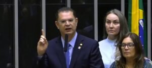 Sóstenes chama decisão de Moraes de “psicopatia em alto grau” por prender Bolsonaro no dia 22