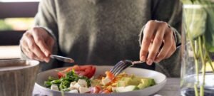 Restrição calórica sustentada por 20 anos pode retardar envelhecimento do cérebro, aponta pesquisa