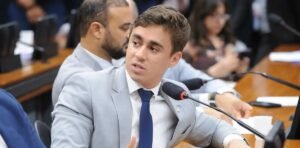 Defesa afirma que Bolsonaro não chegou a olhar celular de Nikolas Ferreira, aponta manifestação ao STF