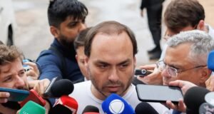 Carlos Bolsonaro divulga lista de doenças do ex-presidente após PGR apoiar prisão domiciliar para Augusto Heleno