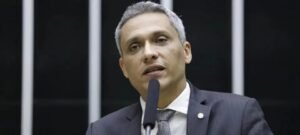 Médica que ironizou morte de Charlie Kirk aciona STF contra Gustavo Gayer por difamação