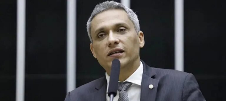Médica que ironizou morte de Charlie Kirk aciona STF contra Gustavo Gayer por difamação