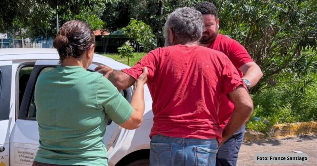 Profissionais da Sesmamu em Palmas realizando atendimento a pessoas em situação de rua, oferecendo acolhimento e orientações sobre direitos.