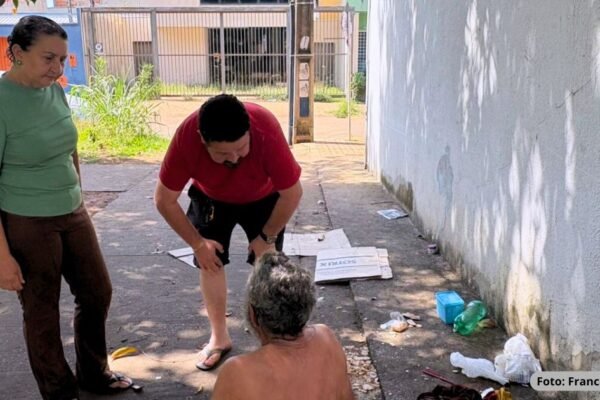 Equipe da Prefeitura de Palmas realizando abordagem social a pessoas em situação de rua na Arno 31, com orientação e acolhimento oferecidos pela Sesmamu.