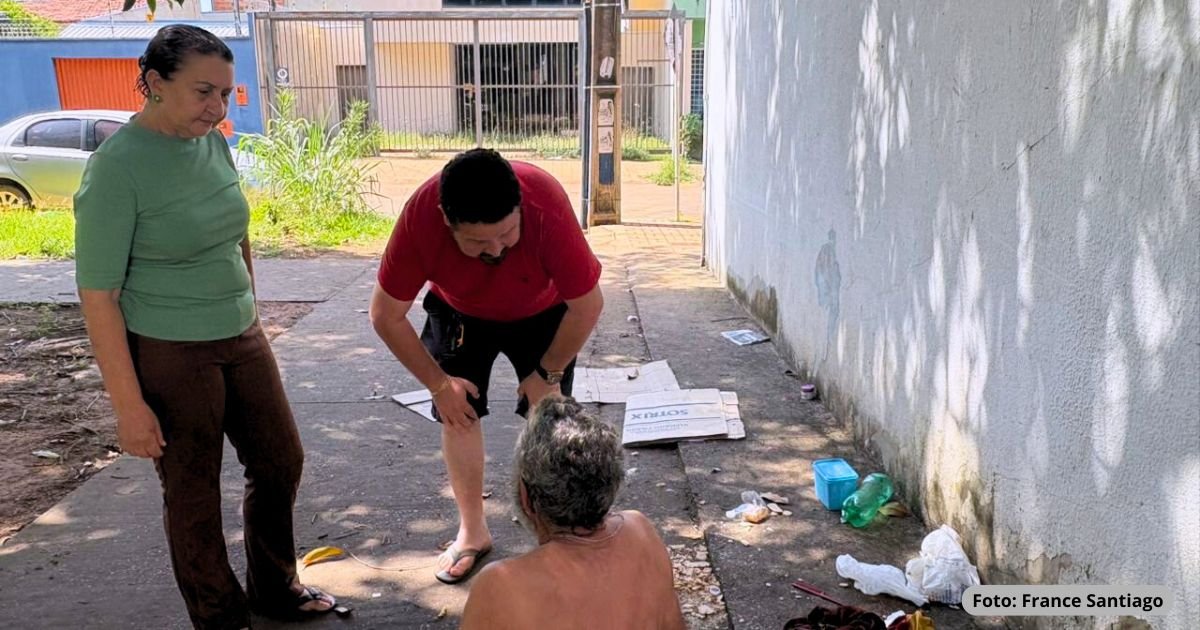 Equipe da Prefeitura de Palmas realizando abordagem social a pessoas em situação de rua na Arno 31, com orientação e acolhimento oferecidos pela Sesmamu.