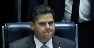 Alcolumbre critica governo Lula após indicação de Messias ao STF e promete reação