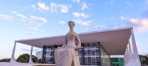 Câmara aprova projeto que restringe decisões individuais no STF e remete texto ao Senado