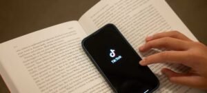 Vídeos gerados por IA somam 4,5 bi de visualizações no TikTok e incluem material sexualizado e fake news