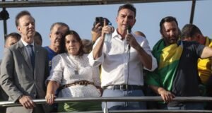 Bolsonaro aponta Flávio como candidato à Presidência em 2026; dólar reage em alta