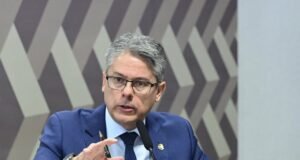 Senador prevê possível prisão de ministros de tribunais superiores e critica viagens em jatinho financiadas por banco investigado