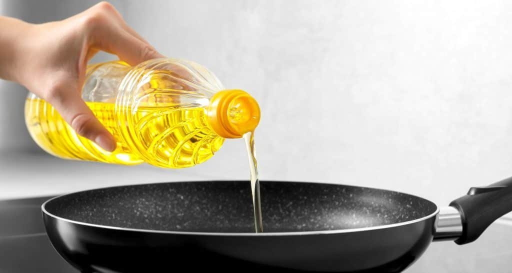 Pesquisadores transformam óleo de cozinha usado em plástico reciclável que rivaliza com polietileno - Imagem do artigo original