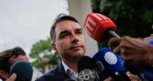 Flávio Bolsonaro afirma que Tarcísio de Freitas lhe garante “palanque forte” para 2026