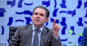 Hugo Motta articula bloco de 275 deputados e impõe isolamento a governo e oposição na Câmara