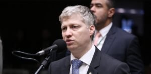 Operação contra fraudes no INSS derruba nº 2 da Previdência e acirra pressão sobre Lulinha