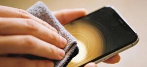 Passo a passo para limpar a tela do celular sem arranhar o vidro nem afetar o touch