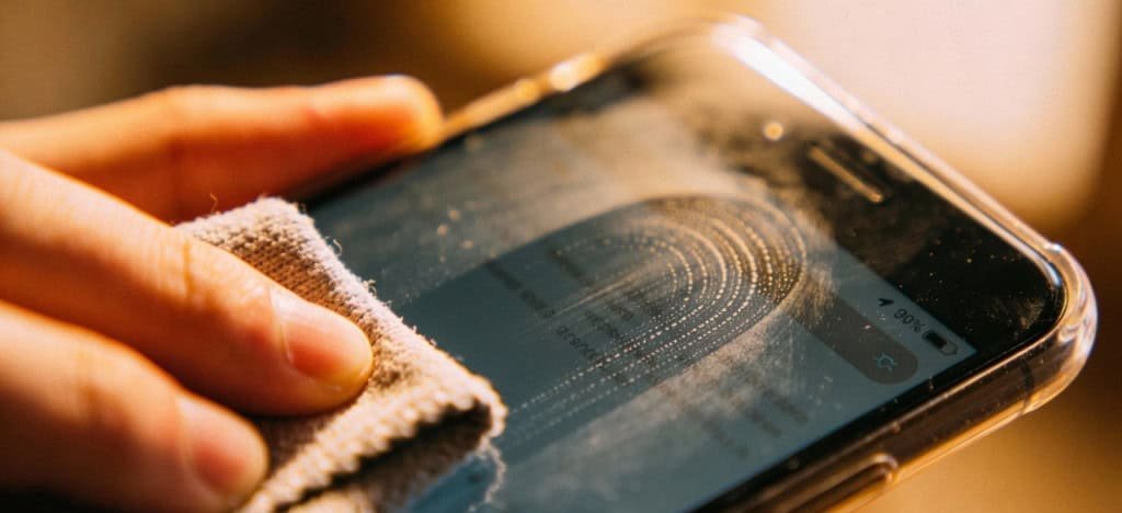 Passo a passo para limpar a tela do celular sem arranhar o vidro nem afetar o touch - Imagem do artigo original