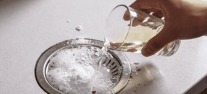 Mistura de bicarbonato e vinagre reduz mau cheiro e desobstrui pias em poucos minutos, indica UFABC