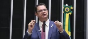 Sóstenes apresenta escritura e declarações para explicar R$ 470 mil recolhidos pela PF