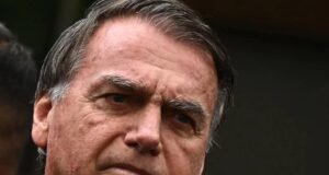 Cirurgia de Jair Bolsonaro é concluída sem complicações, diz Michelle